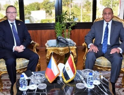 وزير الطيران يلتقي سفير جمهورية التشيك لتعزيز سبل التعاون بين البلدين