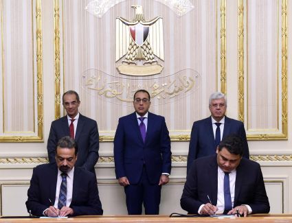 مدبولي يشهد توقيع اتفاقية بين المصرية للاتصالات والأعلى للمستشفيات الجامعية