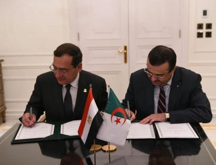 وزير البترول يوقع علي مذكرة تفاهم مع الدكتور محمد عرقاب وزير الطاقة والمناجم الجزائرى