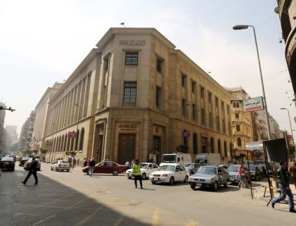 مصرفيون: إجراءات "المركزي" باستخدام مشتقات مالية تحقق الاستقرار في سوق الصرف