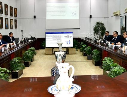 وزير السياحة والآثار يعقد اجتماعاً مع الرئيس التنفيذي للهيئة العامة للاستثمار والمناطق الحرة