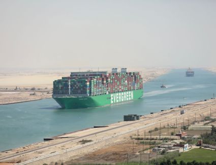 الفريق أسامة ربيع يتفقد حركة الملاحة ...والقناة تشهد عبور 65 سفينة