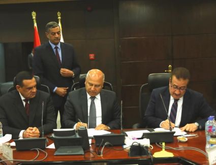 وزير النقل ومحافظ المنوفيه يوقعان بروتوكول تعاون لتطوير النقل البري والداخلي والدولي