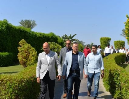 وزير السياحة والآثار يستكمل زيارته بتفقد عدد آخر من المنشآت الفندقية ويلتقى عدد من العاملين بها