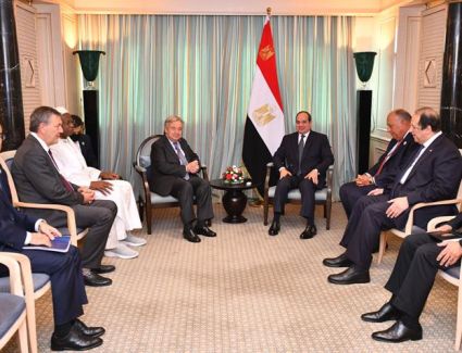 الرئيس السيسي يلتقي سكرتير عام الأمم المتحدة بالجزائر