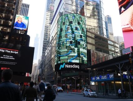 عاجل: مشروعات المنطقة الاقتصادية لقناة السويس تزين واجهات مبنى بورصة ناسداك الأمريكية