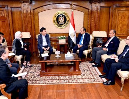 وزير التجارة والصناعة يبحث مع وفد "سامسونج "مصر مشروعات الشركة وخططها التوسعية بالسوق المصري