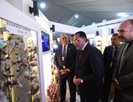 بالصور.. رئيس الوزراء يتفقد جناح وزارة الزراعة في المنطقة الخضراء بمدينة شرم الشيخ