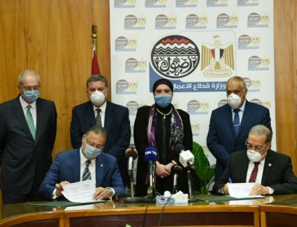 هشام توفيق والتراس يشهدان توقيع مذكرة تفاهم لإنشاء مصنعين لإنتاج إطارات المركبات