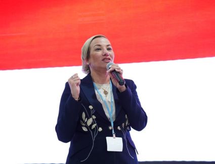 وزيرة البيئة المنسق الوزارى ومبعوث مؤتمر المناخ cop27 ترافق رئيس الوزراء بجولته فى الجناح المصرى بالمنطقة الزرقاء 