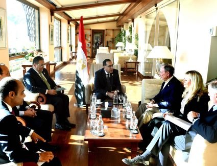 على هامش مؤتمر المناخ.. رئيس الوزراء يلتقى رجل الأعمال والسياسى الأمريكى البارز مايكل بلومبرج