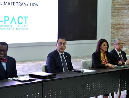 مدبولي: تقرير المناخ والتنمية يمثل انعكاسًا لأهداف COP27 ويُقدم نموذجًا إقليميًا وعالميًا للالتزام بالعمل المناخي