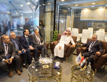 على هامش قمة المناخ.. لقاءات مكثفة ومناقشات حول مشروعات الوقود الأخضر داخل جناح المنطقة الاقتصادية لقناة السويس