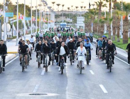 الرئيس السيسي يقوم بجولة تفقدية بالدراجة في مدينة شرم الشيخ