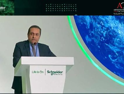 رئيس العاصمة الإدارية يشيد بالتعاون مع "شنايدر إلكتريك" بمجال الطاقة الكهربائية النظيفة