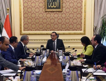 رئيس الوزراء يتابع مع وزير التموين موقف احتياطيات السلع الأساسية بالأسواق 