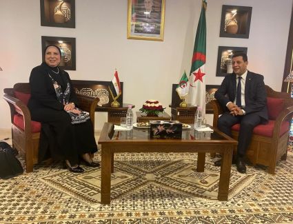 نيفين جامع تستعرض استراتيجية جهاز تنمية المشروعات  للنهوض بقطاع الحرف اليدوية والتراثية