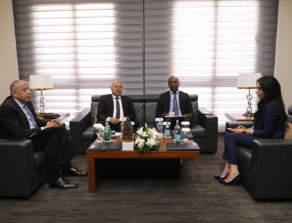 على هامش فعاليات يوم الحلول.. وزير النقل يلتقي وزير البنية التحتية بجمهورية رواندا لبحث التعاون المشترك