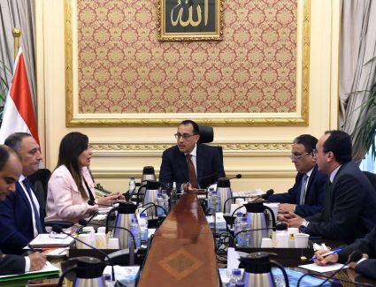 رئيس الوزراء يستعرض مع مدير المركز الوطني لتخطيط استخدامات أراضي الدولة عددا من ملفات العمل 
