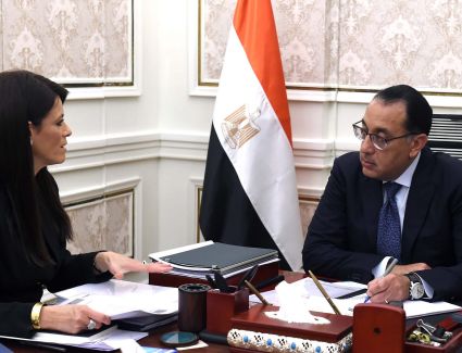 مدبولي يبحث مع المشاط نتائج لقاءاتها ومبادرات "التعاون الدولي" خلال قمة المناخ