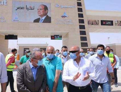 وزير النقل  :  تطوير طريق القاهرة اسوان الصحراوى الغربى ليصبح  جزء مهم من محور القاهرة كيب تاون  