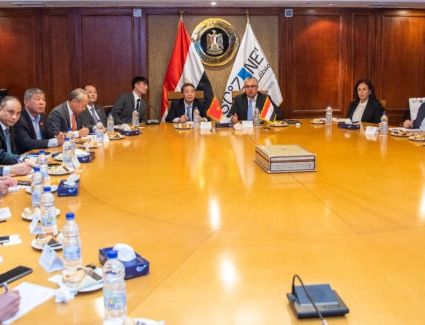 رئيس اقتصادية قناة السويس يستقبل نائب الجمعية الوطنية الفيتنامية لبحث سبل التعاون المشترك