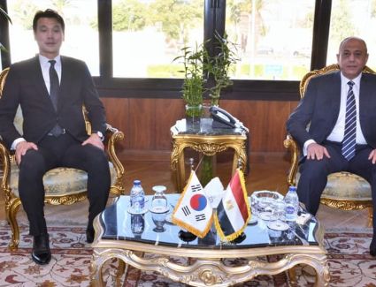 وزير الطيران المدني يلتقي سفير كوريا الجنوبية بالقاهرة