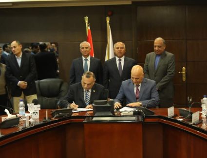 وزيرا النقل وقطاع الأعمال يشهدان عقد تصنيع وشراء عدد 100 حافلة كهرباء إنتاج محلي ماركة MCV