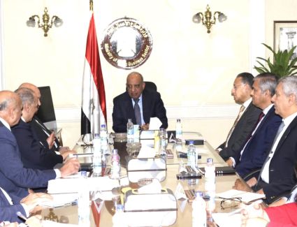 وزير قطاع الأعمال يتابع موقف الشركات من تدبير مستلزمات الإنتاج والمواد الخام