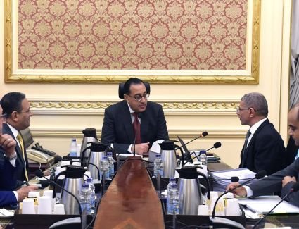 رئيس الوزراء يتابع الموقف التنفيذي لوكالة الفضاء المصرية