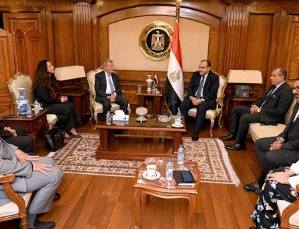 "احمد سمير" يبحث مع شركتين امريكية ونمساوية توطين صناعة الاجهزة المعملية والمستلزمات الطبية في مصر