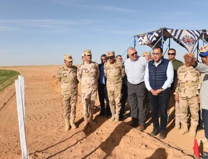 رئيس الوزراء يتفقد سير الأعمال بمشروع تنمية جنوب الوادى بتوشكى
