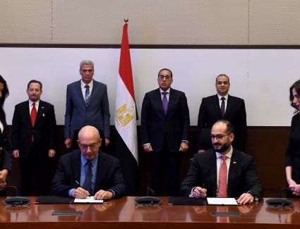 رئيس الوزراء يشهد التوقيع على اتفاقية تعاون بين "إيڤا فارما" و'إيلي ليلي" العالمية