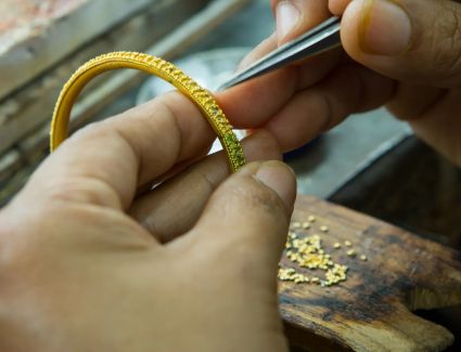 عاجل: التموين تصدر تشكيل لجنة لتطوير ورش ومصانع المشغولات الذهبية