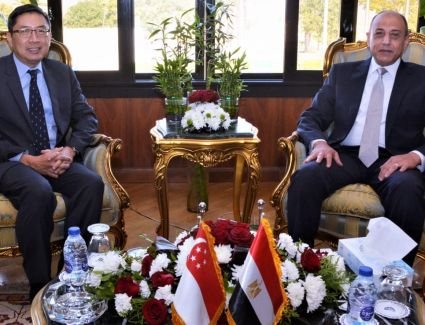 وزير الطيران يستقبل سفير سنغافورة  لتعزيز التعاون وجذب مزيد من الحركة الجوية والسياحية الوافدة إلى مصر