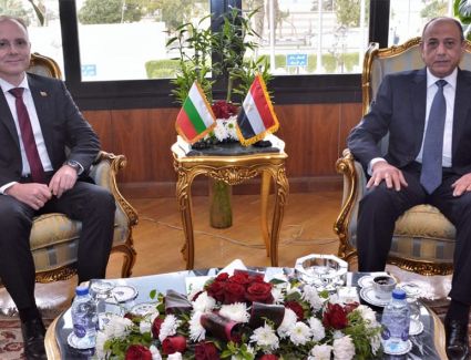 وزير الطيران يبحث مع سفير بلغاريا بالقاهرة تعزيز  التعاون فى مجال النقل الجوى