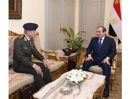 الرئيس السيسي يستقبل وزير الدفاع والإنتاج الحربي