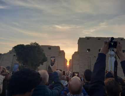 أكثر من ألف سائح مصري وأجنبي يشهدون ظاهرة شروق الشمس على معابد الكرنك