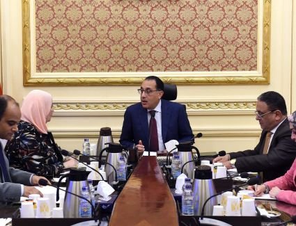 رئيس الوزراء يتابع مع وزيرة التضامن الاجتماعي جهود التوسع في برامج الحماية الاجتماعية 