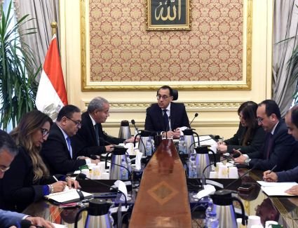 رئيس الوزراء يتابع مع وزير التموين موقف توافر السلع في الأسواق