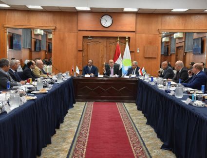 وزير الإسكان يترأس اجتماع اللجنة التنسيقية العليا لشركات مياه الشرب والصرف الصحى