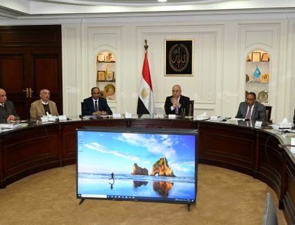 وزير الإسكان يتابع سير العمل بقطاع مرافق مياه الشرب والصرف الصحى