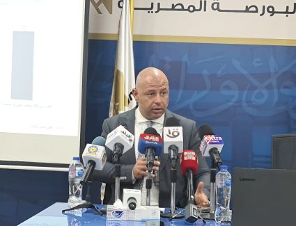 خلال مؤتمراً صحفياً.. رئيس البورصة المصرية يستعرض تطورات سوق الأوراق المالية خلال 2022