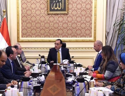 رئيس الوزراء يتابع مع رئيسي "الرقابة المالية" و"البورصة" تطورات سوق الأوراق المالية