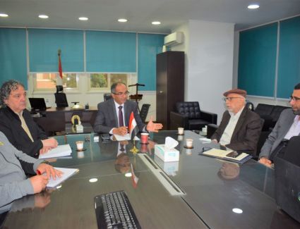 نائب وزير الإسكان لشئون البنية الأساسية يلتقي مسئولي مركز بحوث الصحراء وإحدي شركات القطاع الخاص