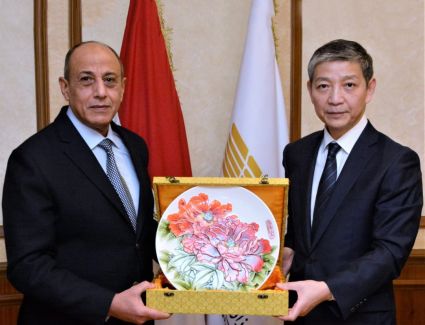 وزير الطيران يبحث مع السفير الصينى تعزيز التعاون المشترك فى مجال النقل الجوى