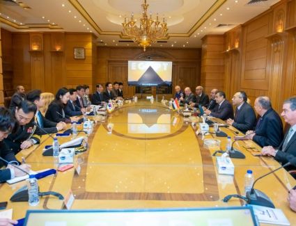 "وزير الإنتاج الحربى" يستقبل وفد "البرلمان الكوري الجنوبي"