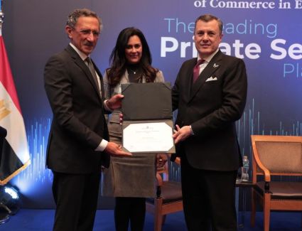 غرفة التجارة الأمريكية  تستضيف وزير السياحة والآثار في لقائها الشهري وتمنحه العضوية الشرفية