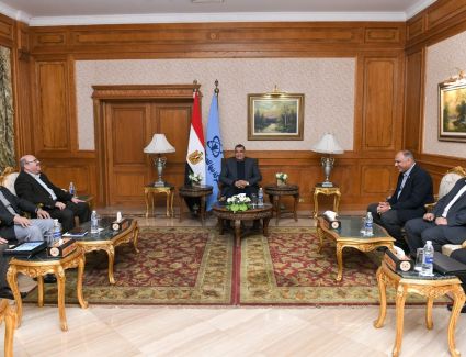 وزير الإنتاج الحربى  يتفقد شركة بنها للصناعات الإلكترونية