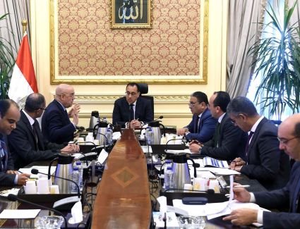 رئيس الوزراء يتابع موقف مشروعات تحلية مياه البحر والصرف الصحى بمحافظة الإسكندرية